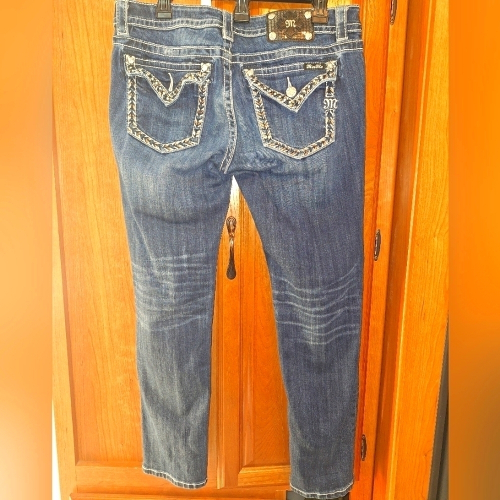 Miss Me Signature Skinny ladies jeans in a size 31 with a 28" inseam. EUC